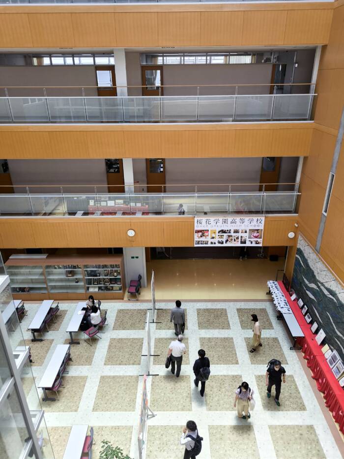桜花学園高校の校舎内
